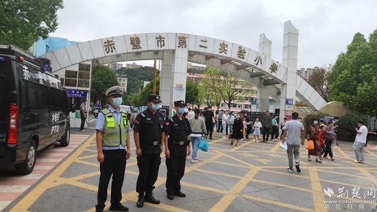 開學(xué)首日，民警在校園內(nèi)開展巡邏防控2.jpg