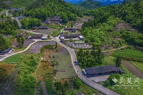 宣恩縣椒園集鎮(zhèn)至鑼圈巖段公路，全長8公里，途經(jīng)椒園村、涼風(fēng)村、鑼圈巖村，該公路建成既有效帶動(dòng)沿線煙葉等產(chǎn)業(yè)發(fā)展，又是曜天眼景區(qū)的