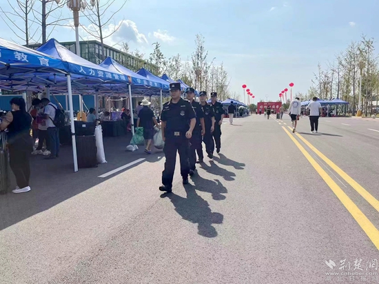 開學(xué)首日，民警在校園內(nèi)開展巡邏防控1.jpg