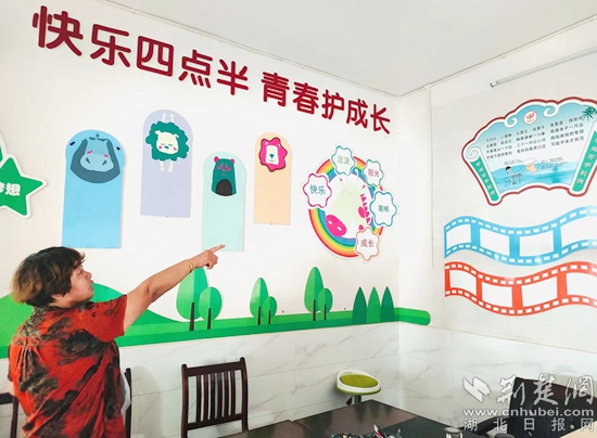 向文村村主任向我們介紹“四點半學(xué)?！?，四點半學(xué)校是向文村村委會為了促進當(dāng)?shù)貎和n后讀書的公益閱讀項目_副本.jpg