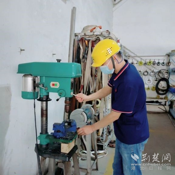 中順潔柔湖北公司鉗工操作。通訊員供圖.jpg