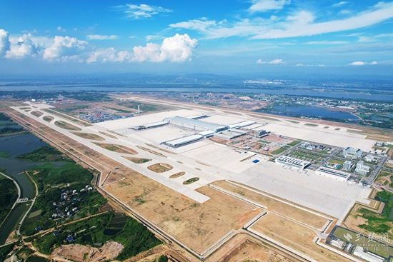 濱江擁湖的鄂州機(jī)場(chǎng)-牛暢，拍攝于2022年6月初，主題：鄂州花湖機(jī)場(chǎng)地理優(yōu)勢(shì)優(yōu)越，周邊生態(tài)環(huán)境良好，通過(guò)花馬湖水系綜合治理使得機(jī)