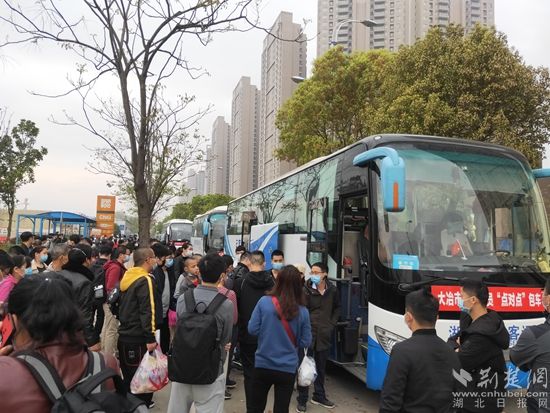 4.圖片四（組織我市脫貧人口及其他人員專(zhuān)車(chē)返崗）.jpg.jpg