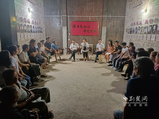 崇陽(yáng)縣金塘鎮(zhèn)黨員干部在金塘村盧家大屋村灣開(kāi)展灣子夜話(huà),和群眾共商環(huán)境治理等事宜。.jpg