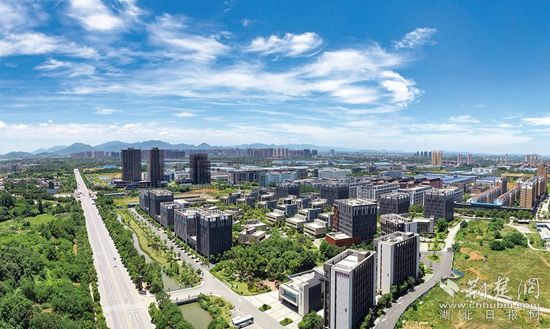開發(fā)區(qū)·鐵山區(qū)廠房林立，風光旖旎。.jpg.jpg