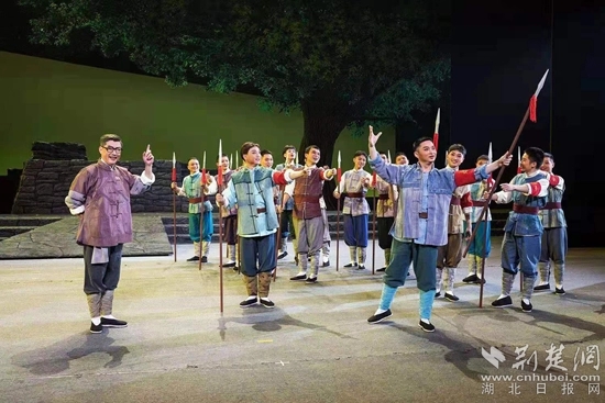 革命歷史題材楚劇《天明天亮》演出現(xiàn)場。通訊員供圖.webp.jpg