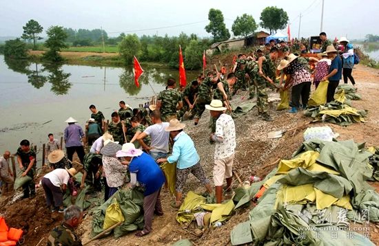 7月13日河頭村截流港管涌。軍民聯(lián)手保家園_副本.jpg.jpg