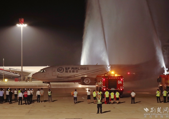 順豐B737-300航班“過水門”。金康 攝.jpg