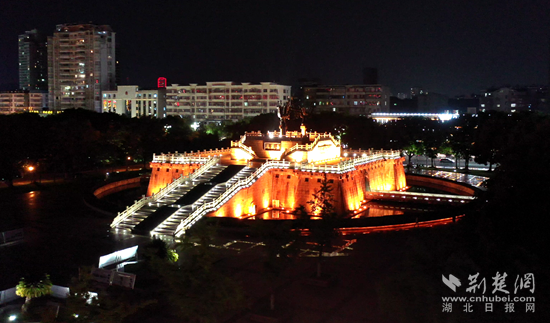 鳳凰廣場(chǎng)夜景。（金康  攝）.png.png