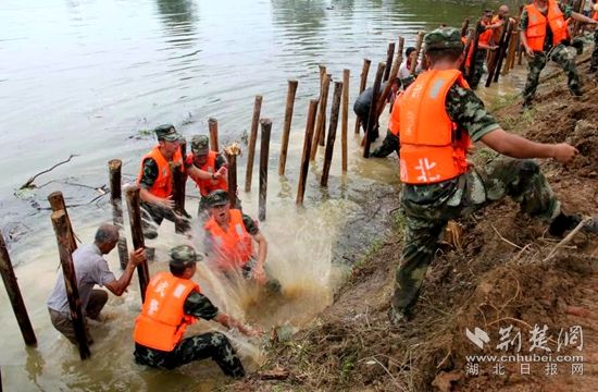 7月13日，武警官兵在高橋河執(zhí)行封堵管涌的任務_副本.jpg.jpg