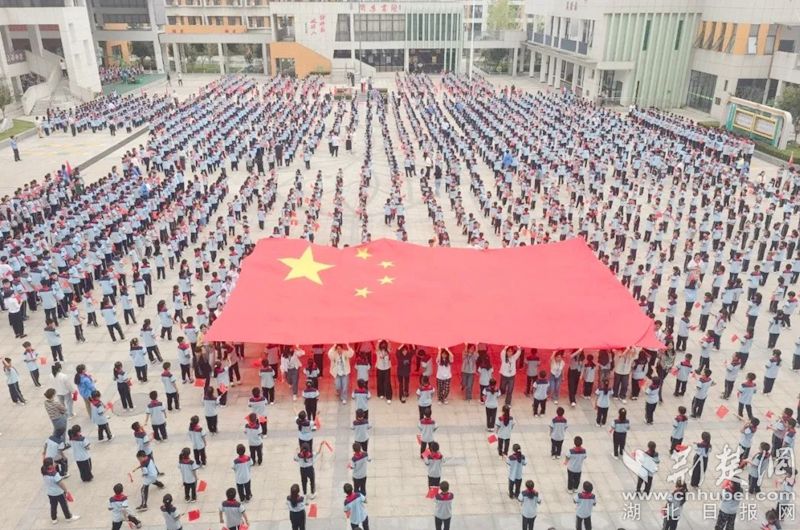 黃岡思源實驗學(xué)?！段遗c國旗同框》快閃活動。.jpg.jpg