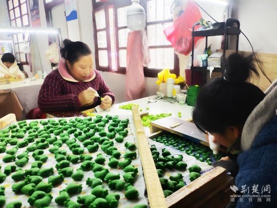 圖三：專(zhuān)心畫(huà)工藝品的女工.jpg.jpg
