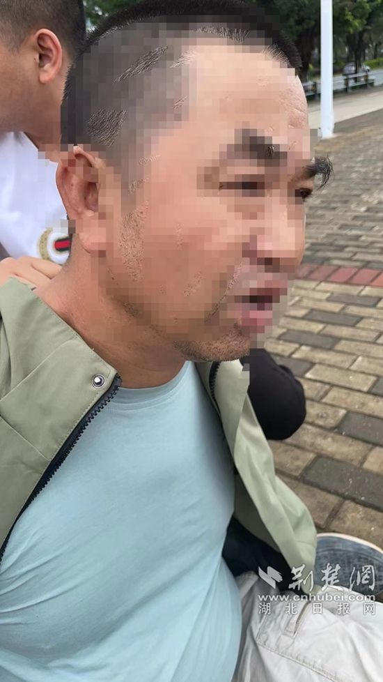 郭某正在海堤邊抽煙，民警將其控制.jpg.jpg