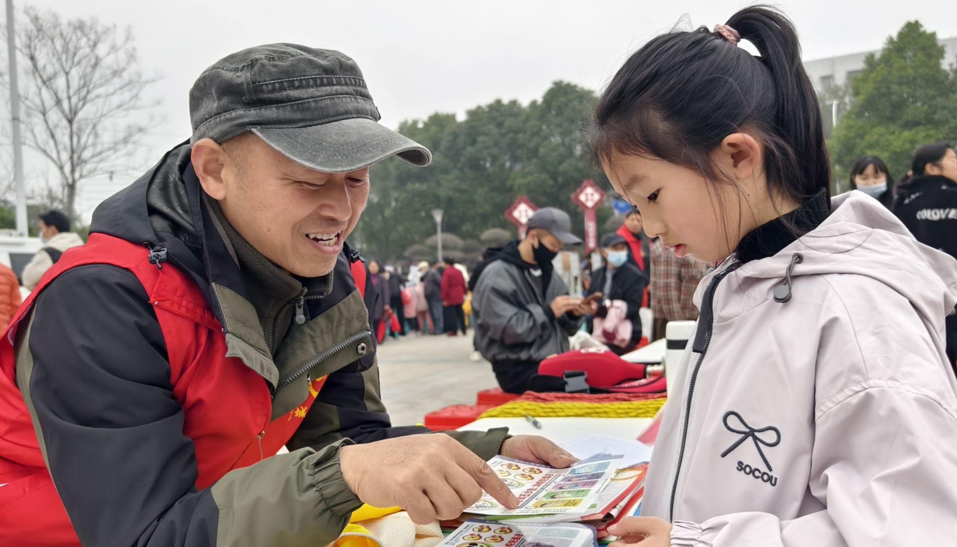 志愿者向小朋友講解燙傷急救常識(shí)  李夢婷攝.jpg.jpg