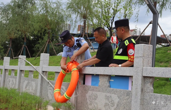 雙鶴派出所民輔警在轄區(qū)重點(diǎn)水域排查隱患，裝配救生工具.jpg
