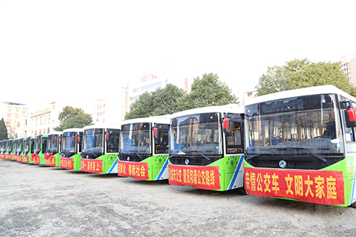 即將在崇陽投入使用的68輛新能源純電動(dòng)公交車。.jpg
