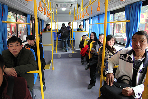 崇陽老百姓坐上新能源純電動(dòng)公交車。.JPG